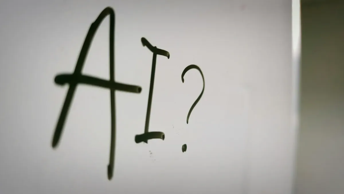 „AI?“ mit Filzstift auf ein Whiteboard geschrieben