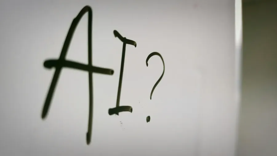 „AI?“ mit Filzstift auf ein Whiteboard geschrieben
