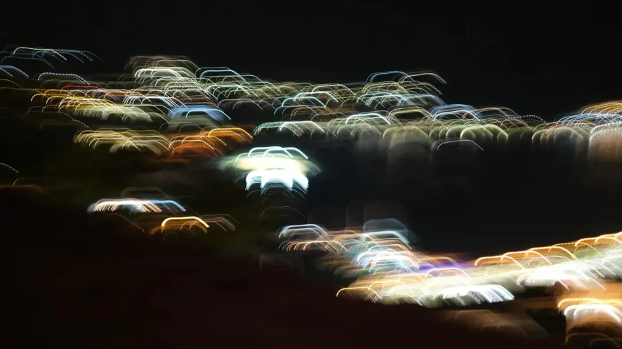 Nächtliche Lichter, durch Kamerabewegung zu Streifen verwischt